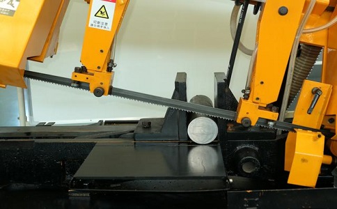 为什么说对切割精度要求不高的可以选择半自动永修立式带锯床? 为什么说对切割精度要求不高的可以选择半自动永修立式带锯床?