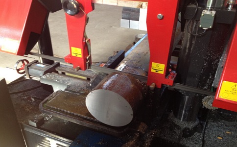 永修卧式带锯床加工时出现明显振荡如何排查？